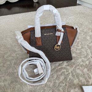 Michael Kors Avril XS Satchel Crossbody Bag Leather Brown
BRAND NEW / NWT